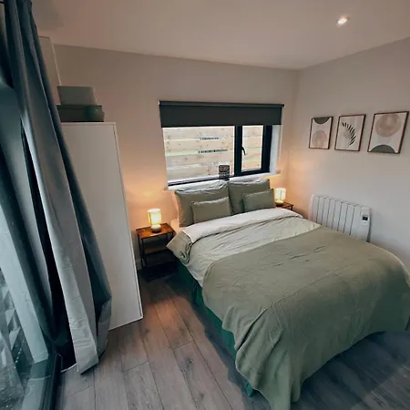 Modern And Peaceful, Country Retreat アパート ラヒンチ