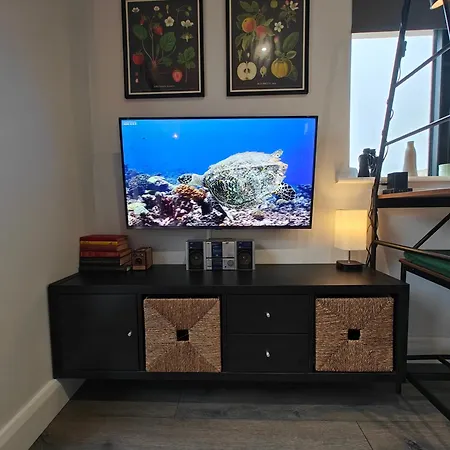 Modern And Peaceful, Country Retreat *